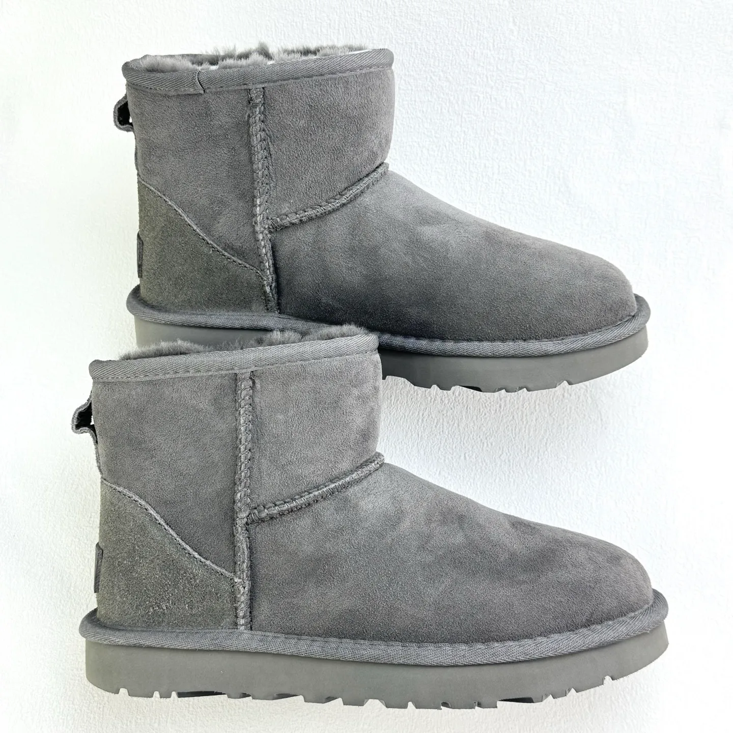💰360 6222 Classic Mini II Mini classic short boots 2.0 Shoe shaft height: about 14CM Upper: Made of 17mm fur-integrated sheepskin, with a pre-treated water-repellent and anti-fouling coating Insole: 17mm sheepskin insole Sole: Treadlite by UGG™ light wing technology outsole - non-slip, cushioning, wear resistance, and good elasticity Heel: Leather heel label with embossed brand LOGO Size:35 36 37 38 39 40